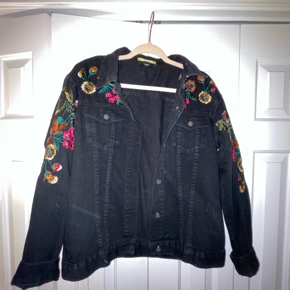 Gianni Bini Embroidered Black Denim Jacket - Picture 4 of 6